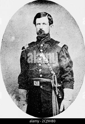 . Geschichte des Zwölften Regiments, Rhode Island Freiwillige, im Bürgerkrieg, 1862-1863 . ist die Geschichte der Wilden. In einem frühen Alter finden wir, dass der junge Boone, der Gegenstand dieser Skizze, hatte einen Ruf bei seinem Volk für Taten der Geschicklichkeit und Mut erworben, passend zu ihm für Führung. In dieser Grenzschule hatte sich sofort zu überlegenen Gelehrsamkeit entsprungen. Das Gewehr war, im Hishand, fehlerlos wie der Bogen von Robin Hood. Er lernte, wie der Schnee und die Blätter und das Moos waren, und mit schnellem Auge den Fußtritt zu erkennen, um mit der List des Hundes, der List des Ind, zu konkurrieren Stockfoto