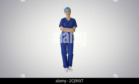 Krankenschwester stehend und lächelnd zur Kamera auf Gradient backgrou Stockfoto
