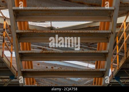 Alte, rostige Metalltreppe in einer verlassenen Fabrik in Mexiko-Stadt Stockfoto