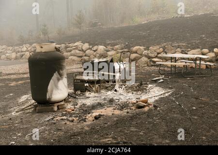 Estacada, USA. September 2020. Der Brandschaden am Donnerstag im Clackamas River RV Park in der Nähe von Estacada, Oregon, ist noch immer groß. Verstreute Waldbrände haben Häuser, Freizeitfahrzeuge und Waldwege in der Umgebung von Estacada im Clackamas County, Oregon, am 14. September 2020 verbrannt. (Foto: John Rudoff/Sipa USA) Quelle: SIPA USA/Alamy Live News Stockfoto