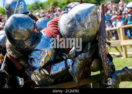 Knight Tournament. Mittelalterliche Restauratoren kämpfen mit Schwertern in Rüstung bei einem ritterlichen Turnier Stockfoto