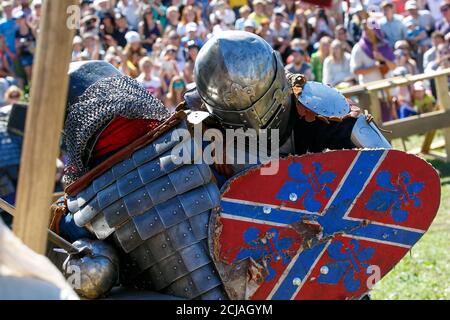 Knight Tournament. Mittelalterliche Restauratoren kämpfen mit Schwertern in Rüstung bei einem ritterlichen Turnier Stockfoto