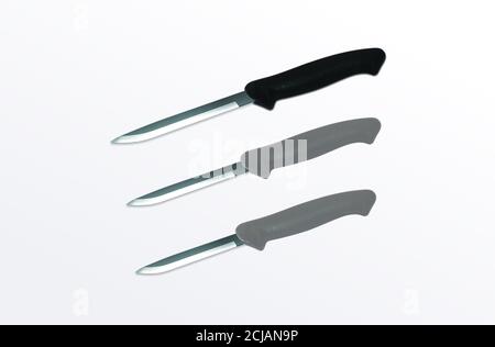Messer, Satz Küchenmesser auf einem Brett, Draufsicht, verschiedene Küchenutensilien auf Holztisch, Küchengeschirr Stockfoto