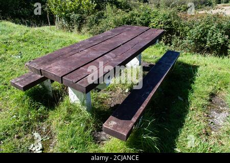 Blick von oben auf Holz Picknick-Tisch mit zwei Bänken in der Natur. Wandern und Abenteuer. Bank im Freien. Stockfoto