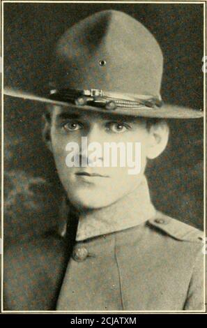 . Butler College im Weltkrieg, eine Aufzeichnung der Männer und ihre Leistungen zusammen mit einem kürzeren Rekord von denen, diente im Bürgerkrieg und im Krieg mit Spanien. STORY M. LARKINCorporal, 150th Field Artillery HENRY MICHENER JAMESONLeutnant, Infanterie IM WOELD-KRIEG 31 wie wir sind, gibt es keine Frage nach dem endgültigen Ergebnis.ohne ihre Zusammenarbeit wird das Ding durchfallen. Ich würde diese Uniform und die Chevrons auf der Welt nicht für irgendetwas tauschen. Es ist ein seltenes Privileg, ein kleines Zahnrad in Onkel Sams Bürgerarmee zu haben. Ich Hopei komme wieder; aber, wenn das Schlimmste kommt wo Stockfoto