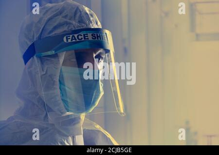 Corona Krieger in einem PPE-Kit auf der Krankenstation stehen Stockfoto