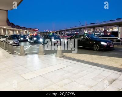 Paris, Frankreich - 10. Juni 2020 : Linie des Taxis wartet auf den Passagier vor dem Internationalen Flughafen Charles de Gaulle in Paris in Frankreich. Nein Stockfoto