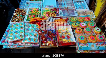 DISTRIKT KATNI, INDIEN - 12. AUGUST 2019: Traditionelle bunte Rakhi zum Verkauf Demonstration während Raksha Bandhan hinduistischen religiösen Festival in angezeigt Stockfoto