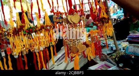 BEZIRK KATNI, INDIEN - 12. AUGUST 2019: Schöne handgemachte Rakhi zum Verkauf Demonstration während Raksha Bandhan hinduistischen religiösen Festival in r angezeigt Stockfoto