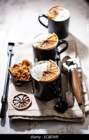 Herbst Cappuccino mit getrockneten orange.Weihnachten süßen Kaffee.Low Fat Frühstück.Delicious Essen und Trinken. Stockfoto