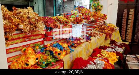 BEZIRK KATNI, INDIEN - 12. AUGUST 2019: Schöne bunte Rakhi zum Verkauf Demonstration während Raksha Bandhan hinduistischen religiösen Festival in r angezeigt Stockfoto