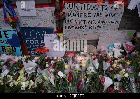 Blumen und Botschaften werden von Trauernden an einer provisorischen Gedenkstätte hinterlassen, einen Tag nachdem ein Van mehrere Menschen entlang einer großen Kreuzung im Norden von Toronto, Ontario, Kanada, am 24. April 2018 getroffen hat. REUTERS/Carlo Allegri