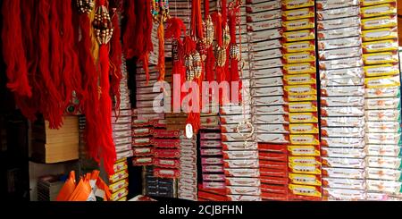 BEZIRK KATNI, INDIEN - 12. AUGUST 2019: Schöne traditionelle Rakhi zum Verkauf Demonstration während Raksha Bandhan hinduistischen religiösen Festival A Stockfoto