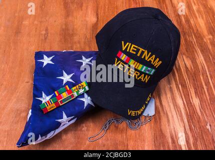 Vietnam Veteran Hut, Dog Tags, Service Ribbons & Amerikanische Flagge Stockfoto