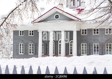 Moskauer Gebiet, Russland - 18. Februar 2018: A.S. Puschkin Staatliches Historisches und Literaturmuseum in Zakharovo, Dorf, wo der große russische Dichter Puschkin Stockfoto