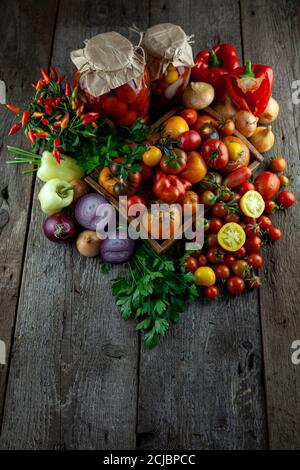 Tomaten in verschiedenen Sorten und Farben Draufsicht. Grundriss auf einem Holzhintergrund. Essen. Tomatenscheiben, Zutaten für Salat. Für Text platzieren. Gelb Stockfoto