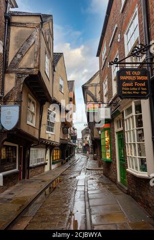 York, Großbritannien - The Shambles, eine mittelalterliche Straße, und eine der bekanntesten historischen Straßen in England. Stockfoto