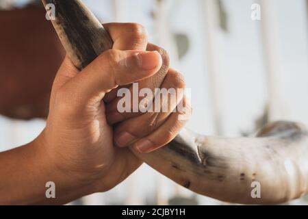 Ein Mann, der einen Schofar in der Hand hält, vor den Tishrei-Ferien Stockfoto