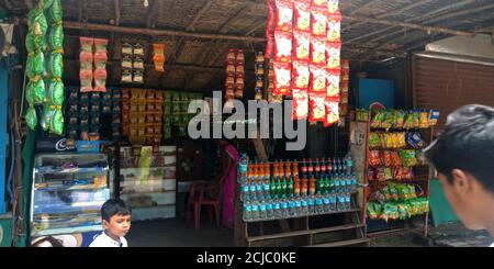 DISTRIKT KATNI, INDIEN - 15. AUGUST 2019: Indische Straße Getränke Ecke an touristischem Platz. Stockfoto