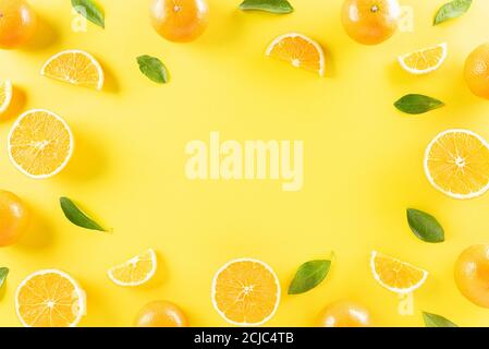 Sommerkomposition aus Orangen auf pastellgelbem Hintergrund. Obst minimalistisches Konzept. Flach liegend, Draufsicht, Kopierbereich. Stockfoto