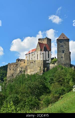 Blick auf Schloss Hardegg im Nationalpark Thayatal / Podyji Österreich, vertikal Stockfoto