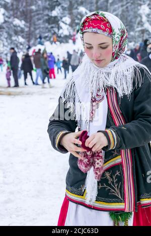 Region Moskau, Russland - 18. Februar 2018: Feier der russischen Fasching. Junge Frau in traditioneller russischer Kleidung. Stockfoto