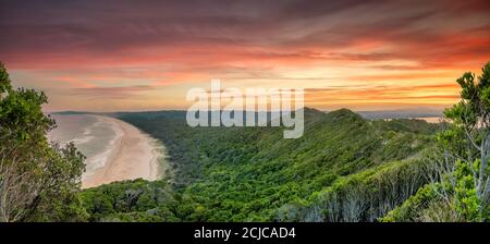 Sonnenuntergang am Wategos Beach, Bryon Bay, New South Wales, Australien. Stockfoto