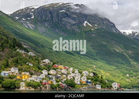 Eine malerische Aussicht auf ein Dorf mit verschiedenen farbigen Häusern in Odda, Norwegen. Stockfoto