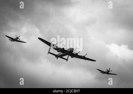 Die Lancaster fliegt an zwei Spitfires vorbei Stockfoto