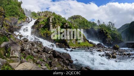 Låtefoss Zwillingswasserfall in Hardangervidda, Odda, Norwegen. Stockfoto