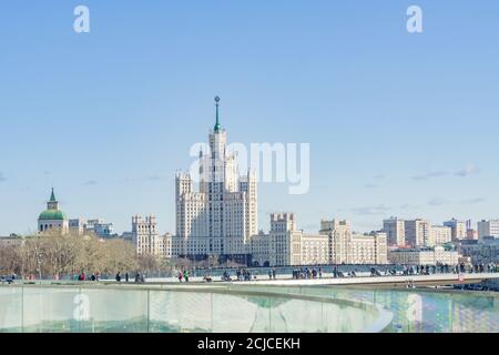 Moskau, Russland - 11. April 2018: Menschen, die auf schwimmender Brücke im Zaryadye-Park spazieren gehen Stockfoto