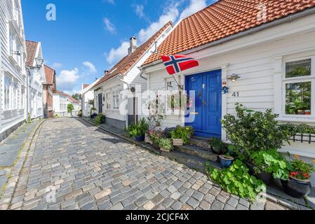 Stavanger, Norwegen - die Altstadt in Stavanger, Norwegen, wo die Holzhäuser weiß gestrichen sind. Stockfoto