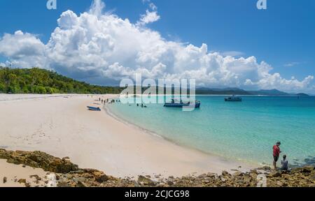 Whitsundays, Queensland, Australien - EINE Gruppe von Menschen am Strand bewundern die Aussicht und machen Fotos auf der Whitsunday Island. Stockfoto