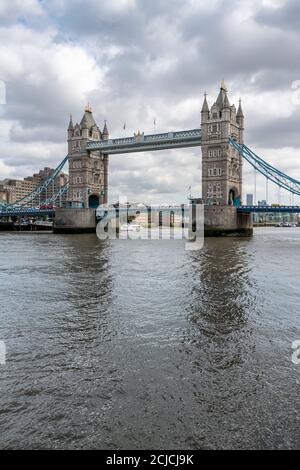 Londons berühmte Tower Bridge. Aufgenommen vom Südufer der Themse in der Nähe des Rathauses. Tower Bridge wird oft fälschlicherweise London Bridge genannt. Stockfoto