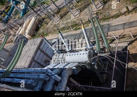Leistungstransformator auf elektrische Transformation und Verteilung Umspannwerk. Erzeugungsanlage. (Kraftpaket) Stockfoto