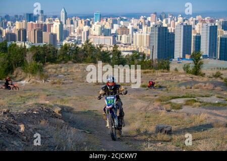 Urumqi. September 2020. Das am 10. September 2020 aufgenommene Foto zeigt den Freund Yang Hao von Gao Dongxu, der in den Bergen nahe Urumqi, der nordwestlichen chinesischen Autonomen Region Xinjiang Uygur, reitet. Gao Dongxu, 39 Jahre alt, und seine Freunde sind Langlaufbegeisterte, die gerne neue Reitwege in den Bergen erkunden. Quelle: Hu Huhu/Xinhua/Alamy Live News Stockfoto