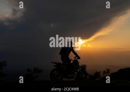 Urumqi. September 2020. Das am 10. September 2020 aufgenommene Foto zeigt den Motorradfahrer Gao Dongxu beim Fahren in den Bergen in der Nähe von Urumqi, der Autonomen Region Xinjiang Uygur im Nordwesten Chinas. Gao Dongxu, 39 Jahre alt, und seine Freunde sind Langlaufbegeisterte, die gerne neue Reitwege in den Bergen erkunden. Quelle: Hu Huhu/Xinhua/Alamy Live News Stockfoto