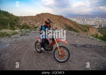 Urumqi. September 2020. Das Foto vom 10. September 2020 zeigt den Motorradfahrer Gao Dongxu, der eine scharfe Kurve in den Bergen nahe Urumqi, der nordwestlichen chinesischen Autonomen Region Xinjiang Uygur, macht. Gao Dongxu, 39 Jahre alt, und seine Freunde sind Langlaufbegeisterte, die gerne neue Reitwege in den Bergen erkunden. Quelle: Hu Huhu/Xinhua/Alamy Live News Stockfoto