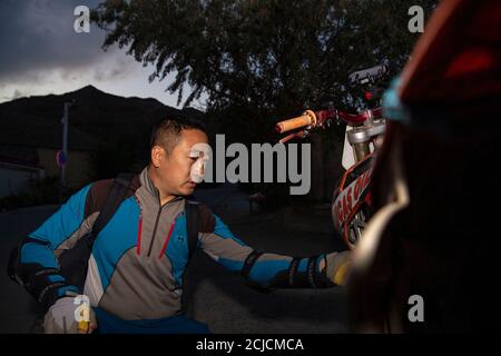 Urumqi. September 2020. Das am 10. September 2020 aufgenommene Foto zeigt den Motorradfahrer Gao Dongxu beim Fahrradfahren nach einer Fahrt in den Bergen in der Nähe von Urumqi, der Autonomen Region Xinjiang Uygur im Nordwesten Chinas. Gao Dongxu, 39 Jahre alt, und seine Freunde sind Langlaufbegeisterte, die gerne neue Reitwege in den Bergen erkunden. Quelle: Hu Huhu/Xinhua/Alamy Live News Stockfoto