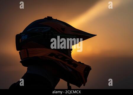 Urumqi. September 2020. Das am 10. September 2020 aufgenommene Foto zeigt den Motorradfahrer Gao Dongxu beim Fahren in den Bergen nahe Urumqi, der Autonomen Region Xinjiang Uygur im Nordwesten Chinas. Gao Dongxu, 39 Jahre alt, und seine Freunde sind Langlaufbegeisterte, die gerne neue Reitwege in den Bergen erkunden. Quelle: Hu Huhu/Xinhua/Alamy Live News Stockfoto