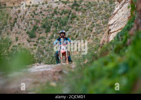 Urumqi. September 2020. Das am 10. September 2020 aufgenommene Foto zeigt den Motorradfahrer Gao Dongxu beim Fahren in den Bergen in der Nähe von Urumqi, der Autonomen Region Xinjiang Uygur im Nordwesten Chinas. Gao Dongxu, 39 Jahre alt, und seine Freunde sind Langlaufbegeisterte, die gerne neue Reitwege in den Bergen erkunden. Quelle: Hu Huhu/Xinhua/Alamy Live News Stockfoto