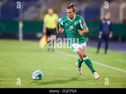 12. September 2020, Thüringen, Jena: Fußball: DFB-Pokal, FC Carl Zeiss Jena - Werder Bremen, 1. Runde. Werders Spieler Niclas Füllkrug auf dem Ball. Foto: Jan Woitas/dpa-Zentralbild/dpa - WICHTIGER HINWEIS: Gemäß den Vorschriften der DFL Deutsche Fußball Liga und des DFB Deutscher Fußball-Bund ist es verboten, im Stadion und/oder aus dem Spiel fotografierte Aufnahmen in Form von Sequenzbildern und/oder videoähnlichen Fotoserien zu nutzen oder auszunutzen. Stockfoto