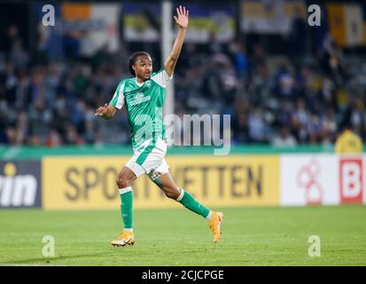 12. September 2020, Thüringen, Jena: Fußball: DFB-Pokal, FC Carl Zeiss Jena - Werder Bremen, 1. Runde. Werders Spieler Tahith Chong gestikulierte. Foto: Jan Woitas/dpa-Zentralbild/dpa - WICHTIGER HINWEIS: Gemäß den Vorschriften der DFL Deutsche Fußball Liga und des DFB Deutscher Fußball-Bund ist es verboten, im Stadion und/oder aus dem Spiel fotografierte Aufnahmen in Form von Sequenzbildern und/oder videoähnlichen Fotoserien zu nutzen oder auszunutzen. Stockfoto