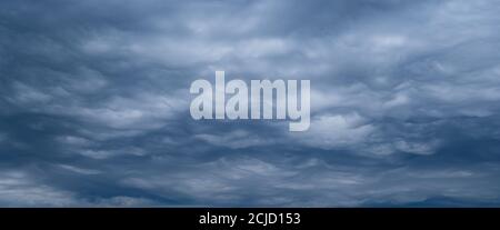 Erstaunliche Wolken vor dem Gewitter, Hintergrund. Stockfoto