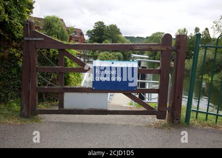 25. Juli 2020 - Marlow, Großbritannien: Schild am Tor, das nur die Besatzung des Bootes anzeigt Stockfoto