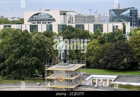 Berlin, Deutschland. September 2020. Blick auf das Bundeskanzleramt und das sowjetische Denkmal im Regierungsbezirk. Quelle: Britta Pedersen/dpa-Zentralbild/dpa/Alamy Live News Stockfoto