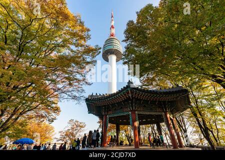Touristen besuchen Seoul Tower in Südkorea Stockfoto