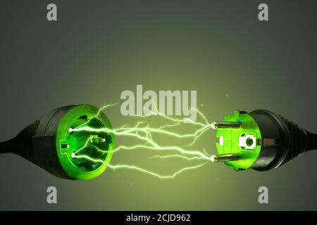 Grüner Energiestecker mit elektrischem Blitz Stockfoto
