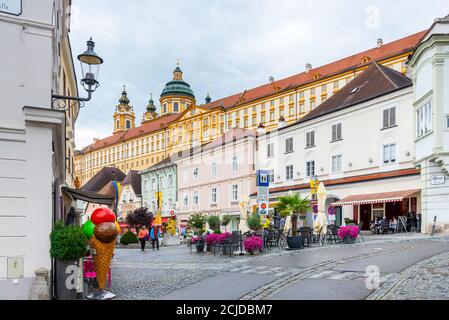 MELK, ÖSTERREICH - 21. JULI 2019: Restaurants mit Gärten am Rathausplatz an sonnigen Sommertagen, Melk, Österreich. Stockfoto