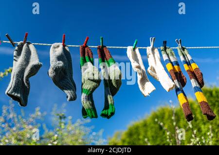 Socken hängen am Seil Stockfoto